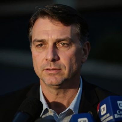 Bolsonaro pede firmeza e nega Michelle como opção, afirma Flávio