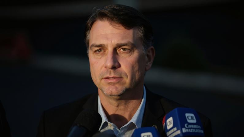 Bolsonaro pede firmeza e nega Michelle como opção, afirma Flávio