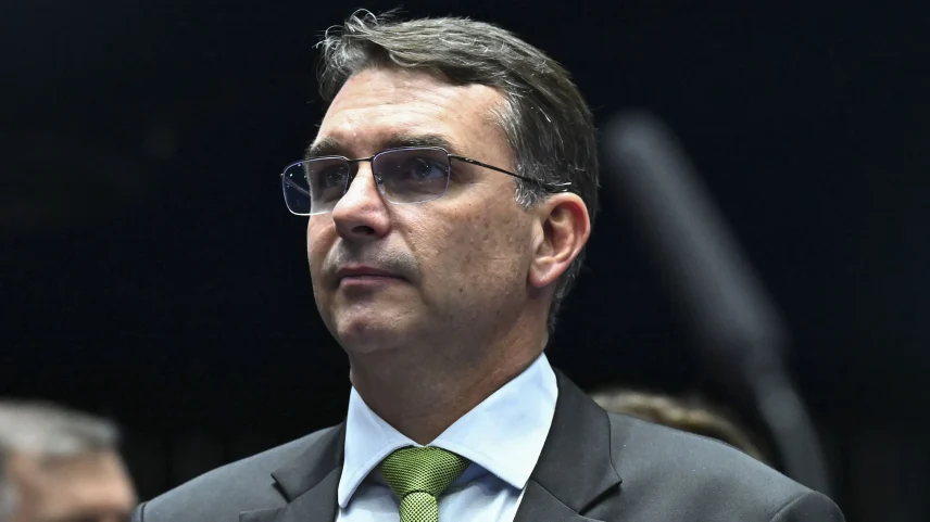 Áudio mostra senador Flávio Bolsonaro cobrando dinheiro de Daniel Vorcaro para realização de filme sobre Jair Bolsonaro. (Foto: Jefferson Rudy/Agência Senado)