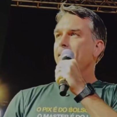 Flávio Bolsonaro afirma que vai cuidar das mulheres durante ato em SC