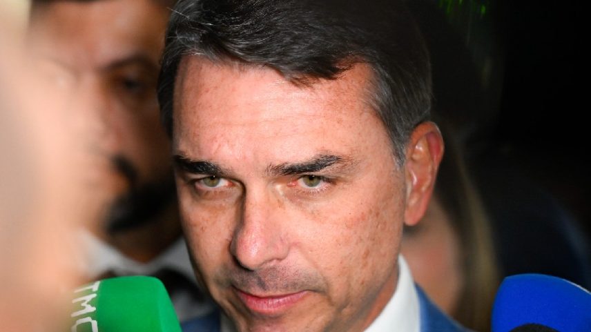 O senador Flávio Bolsonaro (PL-RJ), pré-candidato à Presidência em 2026, durante entrevista coletiva no Senado Federal