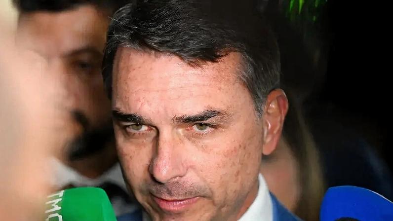 O senador Flávio Bolsonaro (PL-RJ), pré-candidato à Presidência em 2026, durante entrevista coletiva no Senado Federal