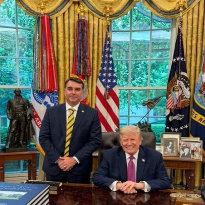 Flávio Bolsonaro publica foto ao lado de Trump