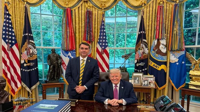 Senador e pré-candidato Flávio Bolsonaro em reunião com Donald Trump, na Casa Branca, nos Estados Unidos — Foto: Divulgação