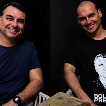 Eduardo exibe camisa que mistura Flávio e Jair Bolsonaro