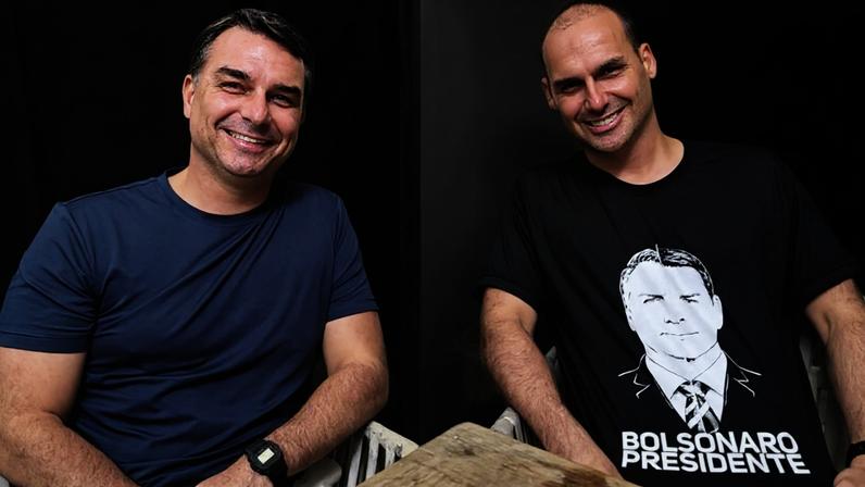 Eduardo (dir.) exibe a camisa ao lado do irmão