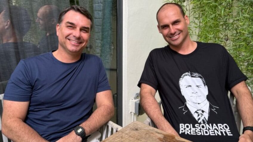 Na imagem, o senador Flávio Bolsonaro (esq.) ao lado do ex-deputado Eduardo Bolsonaro (dir.), ambos filhos do ex-presidente Jair Bolsonaro