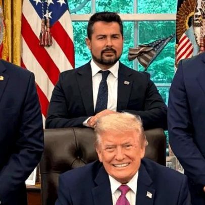 Eduardo Bolsonaro critica quem afirma que foto com Trump é IA