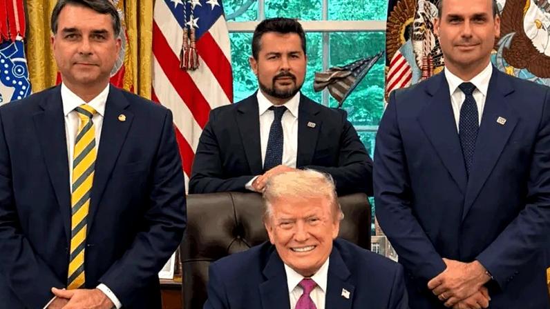 Flávio, Paulo Figueiredo e Eduardo Bolsonaro no Salão Oval da Casa Branca com Donald Trump