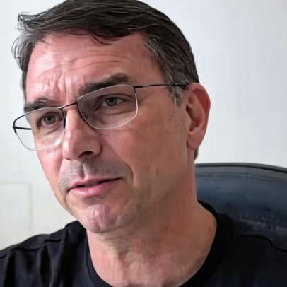 Flávio Bolsonaro participa de culto com Silas Malafaia no Rio