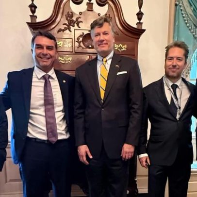 Flávio Bolsonaro se reúne com membros do governo Trump nos EUA