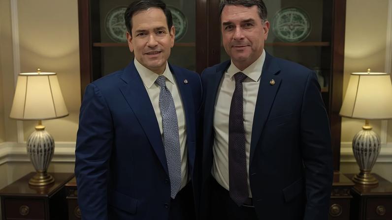 O senador Flávio Bolsonaro durante encontro com o secretário de Estado dos EUA, Marco Rubio, na última quarta-feira (27) (Foto: Divulgação/Flávio Bolsonaro/Redes Sociais)