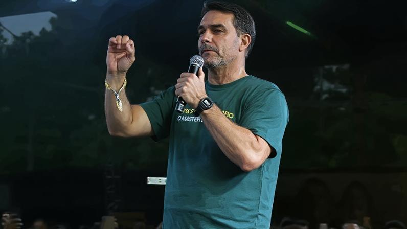 Flávio afirma que jovens não sabem interpretar textos e cita educação de Lula