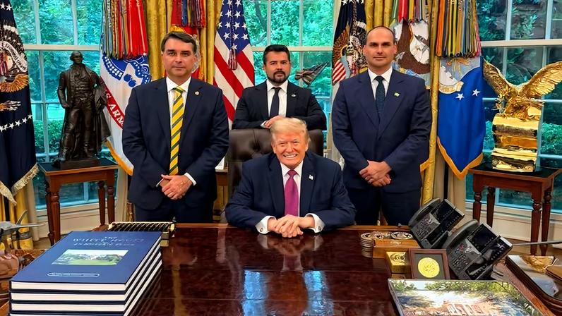 Senador Flávio Bolsonaro, blogueiro Paulo Figueiredo e o ex-deputado Eduardo Bolsonaro em encontro com o presidente dos EUA, Donald Trump, na Casa Branca