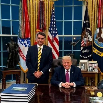 Flávio Bolsonaro posta foto ao lado de Trump na Casa Branca