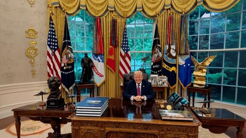Flávio Bolsonaro e Donald Trump se reuniram nesta 3ª feira (26.mai) no Salão Oval da Casa Branca, em Washington (EUA)