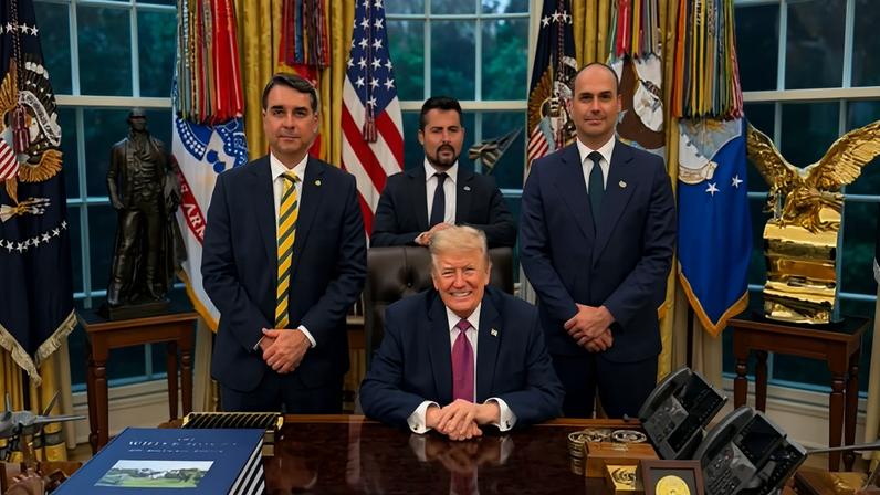 Flávio Bolsonaro, o jornalista Paulo Figueiredo e o ex-deputado Eduardo Bolsonaro durante encontro com o presidente Donald Trump, dos EUA, nesta terça (26). (Foto: Divulgação/Paulo Figueiredo)