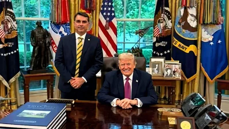 Flávio Bolsonaro e Donald Trump no Salão Oval, na Casa Branca