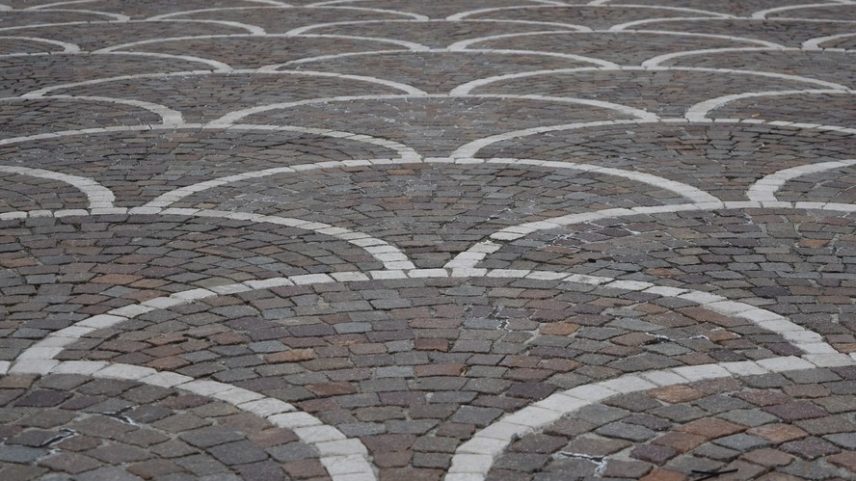 O mosaico português é um revestimento artesanal feito com pequenas pedras naturais de formato irregular, geralmente calcário e basalto, e foi muito aplicado nas calçadas das cidades brasileiras no século 19