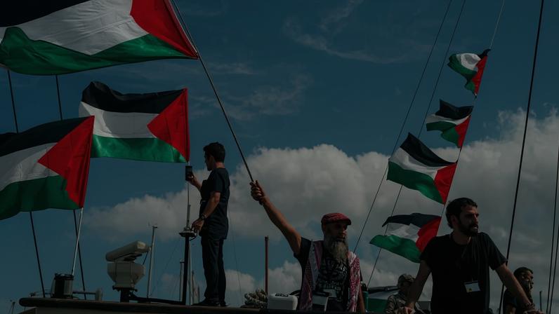 Foto colorida de pessoas em flotilha que vai para Gaza - Metrópoles