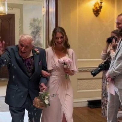Avô de 95 anos emociona ao atuar como florista no casamento da neta