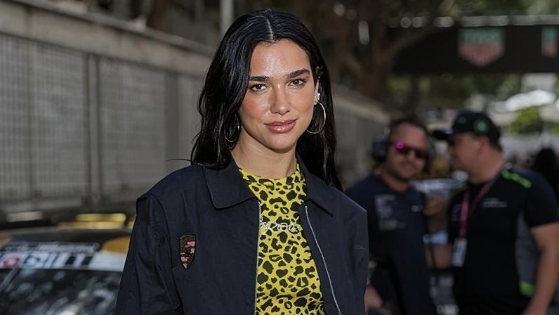 Ação de Dua Lipa contra Samsung ressalta ainda que a artista cultivou uma "marca premium" e é "altamente seletiva" em seus endossos comerciais