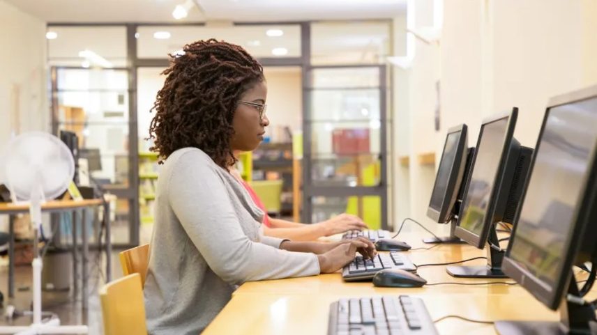 Mulheres negras seguem na base da desigualdade, segundo o Índice de Justiça Econômica Racial (IJER)