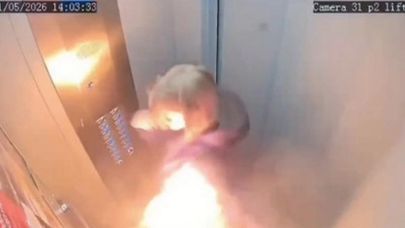 Câmera de segurança flagra momento em que carregador portátil pega fogo dentro de elevador na cidade de Surgut, na Rússia