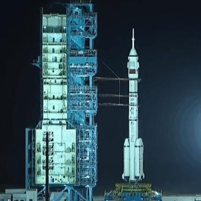China lança foguete com três astronautas rumo à estação espacial