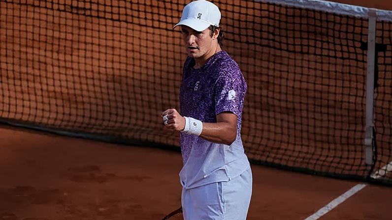 João Fonseca na partida de estreia da chave de simples de Roland Garros