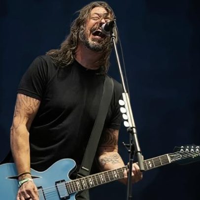 Dave Grohl aponta a música mais cringe do Foo Fighters
