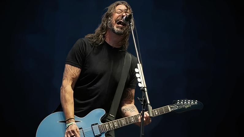 Dave Grohl, membro fundador do Nirvana e do Foo Fighters, no palco do Coachella Valley Music and Arts Festival, em 2025