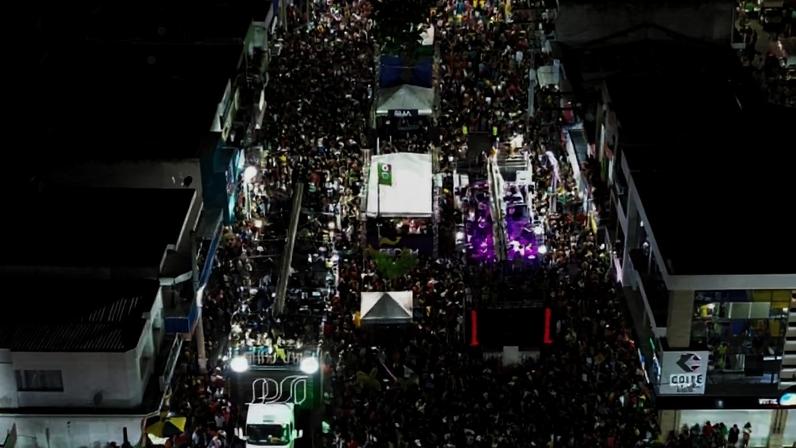 Imagem colorida mostra pessoas em micareta na Bahia - Metrópoles