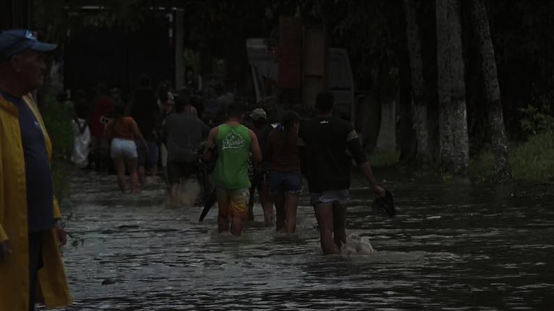 Chuvas deixaram ruas alagadas no Grande Recife — Foto: Reprodução/TV Globo