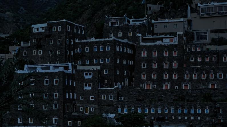 Aninhada no coração das montanhas acidentadas do sudoeste da Arábia Saudita, a pequena vila de Rijal Almaa parece saída de um conto de fadas