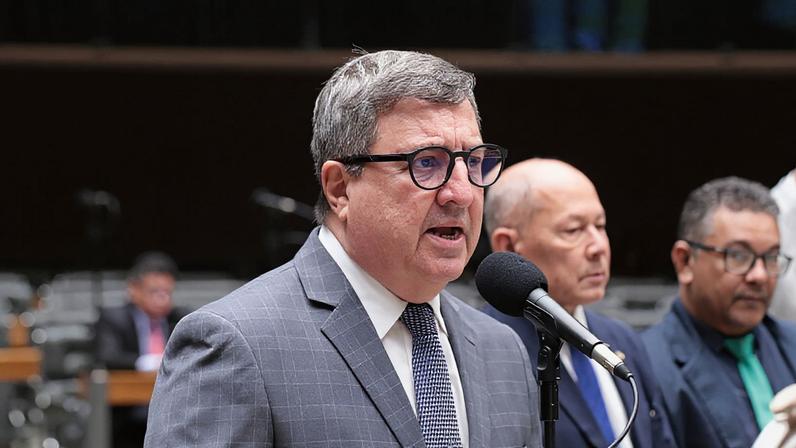 Deputado pede suspensão de leilão de energia e investigação da PF