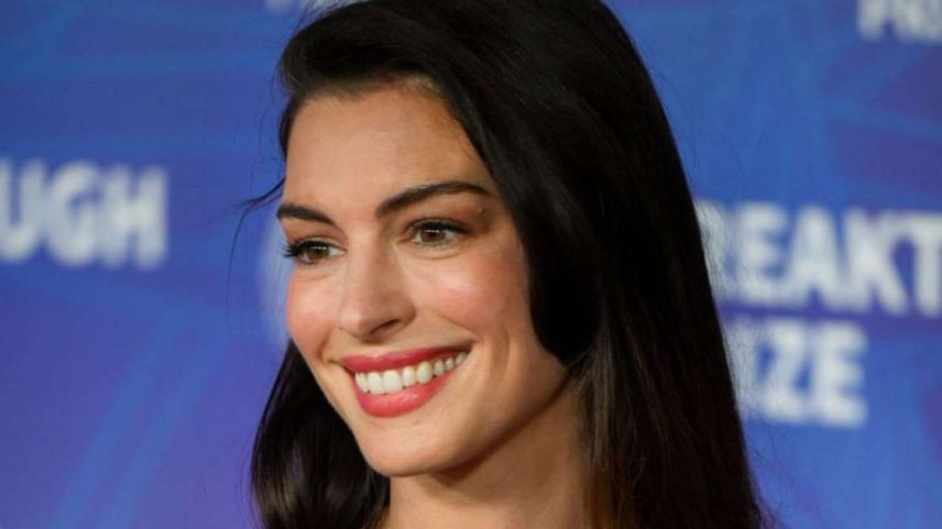 Anne Hathaway já fez mini lifting facial