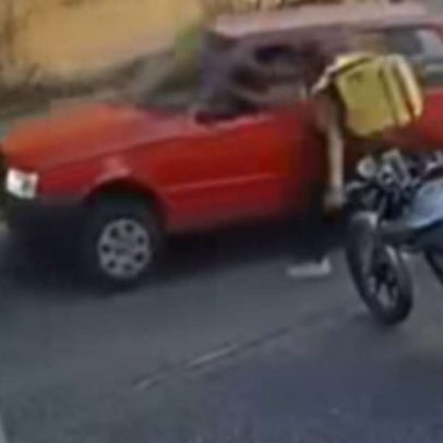 Motorista agredido em briga de trânsito morre após bater carro em poste em BH
