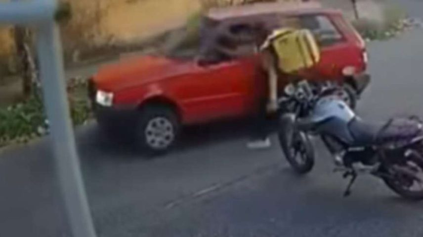 Motorista foi agredido com um soco antes de perder o controle do veículo e bater contra um poste