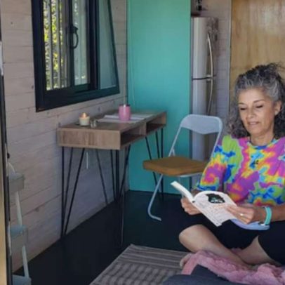 Aposentada constrói casa de 15 m² nas montanhas como refúgio