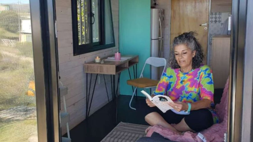 Silvia Valdivia tem o mini contêiner para refúgio
