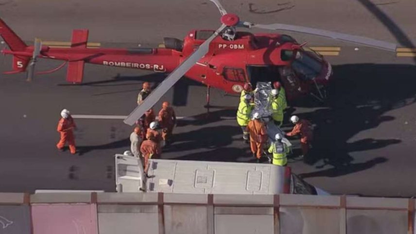 Helicóptero dos bombeiros faz pouso de emergência para resgatar vítima grave de acidente na Linha Amarela, no Rio