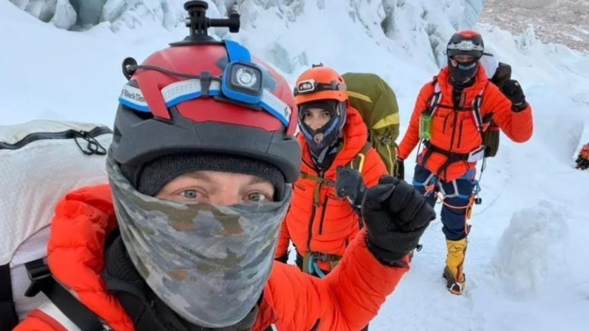 Imagem colorida, Brasileiros escapam de avalanche de gelo durante escalada no Everest - Metrópoles