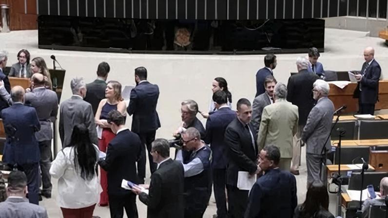 Sessão deliberativa no Plenário da Câmara