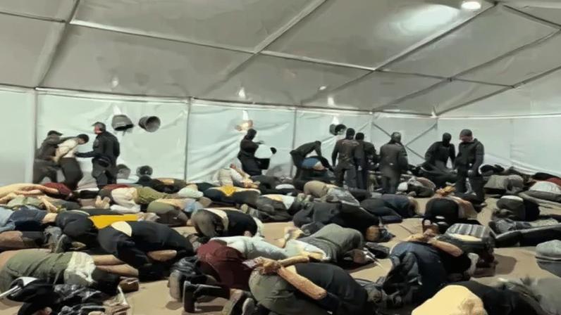 Ativistas da flotilha humanitária Global Sumud aparecem ajoelhados e com as mãos amarradas depois de serem detidos por forças israelenses.