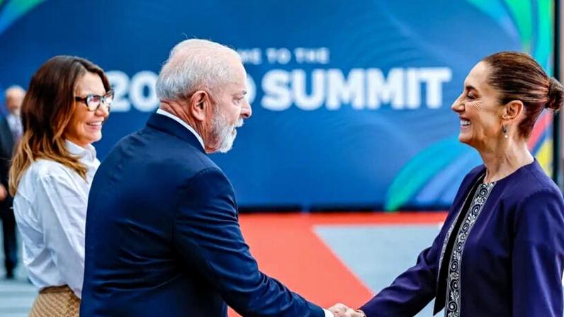 Lula e Sheinbaum durante encontro no G20, no Rio de Janeiro, em 2025; os dois líderes negociam desde abril uma parceria entre Petrobras e Pemex para exploração de petróleo em águas profundas no Golfo do México