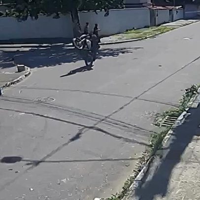 Mulher de 71 anos é atropelada por homem que empinava moto no Rio