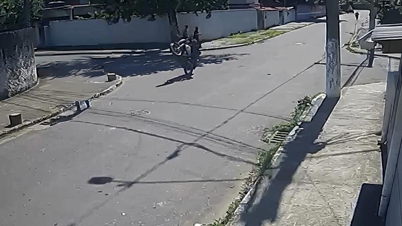 Imagem colorida, Rio: mulher de 71 anos é atropelada por homem que empinava moto - Metrópoles