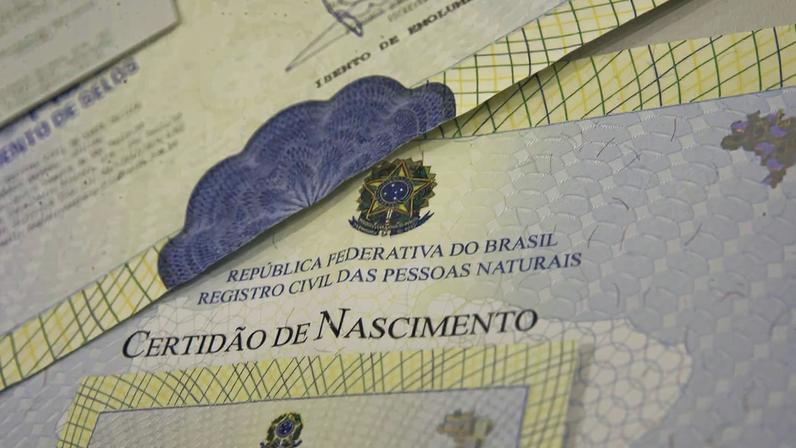 Imagem ilustrativa de certidão de nascimento. Proporção de pais ausentes no registro dobrou em SP nos últimos 9 anos - Metrópoles