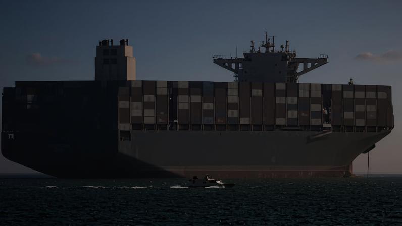 Navio cargueiro parado em Ormuz, via bloqueada pelo Irã desde os primeiros dias dos ataques dos EUA e Israel — Foto: Amirhosein Khorgooi/ISNA via AP